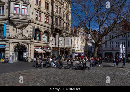 Das Corona-Virus hat keinen Einfluss auf deutsche Menschen, die in Braunschweig sonnigen Frühlingstag genießen. Der Stadtplatz zieht sowohl einheimische Menschen als auch Touristen an. Stockfoto