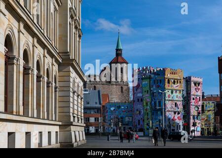 Braunschweig ist eine architektonisch vielseitige Stadt. Schloss-Arkaden, Magni-Kirche und fröhliche Rizzi-Häuser schließen sich mit vielfältigem Aussehen an. Stockfoto