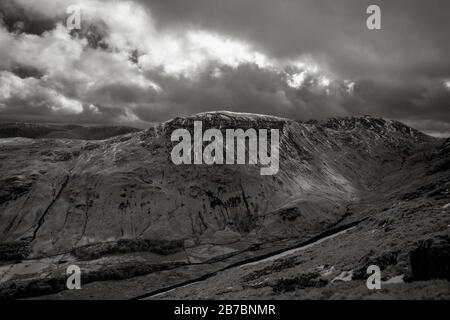 Schneebedeckter St Sunday Crag im englischen Lake District, Großbritannien Stockfoto