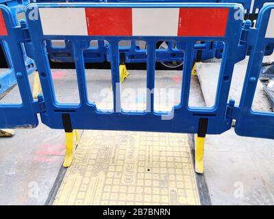 Rot weiß und blau Straßenbauwerk Barrikade Stockfoto