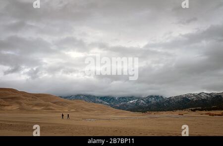 Colorado, USA. März 2020. Wanderer genießen die große Einsamkeit des Great Sand Dunes National Park, während ein Springstürmer über dem San Luis Valley in Colorado errichtet wird. Die Great Sand Dunes sind nur eine einfache Fahrt vom Monte Vista National Wildlife Refuge und der jährlichen Sandhill Crane Migration entfernt. Monte Vista National Wildlife Refuge, Monte Vista, Colorado. Credit: Cal Sport Media/Alamy Live News Stockfoto