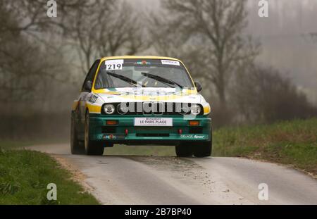 März 2020. Saint Denoeux, Pas de Calais, Frankreich. Rallye du Touquet. Die 60. Rallye du Touquet schlängelt sich durch die französische Landschaft. Die Ra Stockfoto