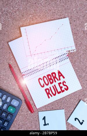 Word Writing Text Cobra Rules. Geschäftsfoto mit einer fortlaufenden Krankenversicherung für Gruppen nach einem Verlust an Arbeitsplätzen Schreibtischpapier Bürokarte Stockfoto