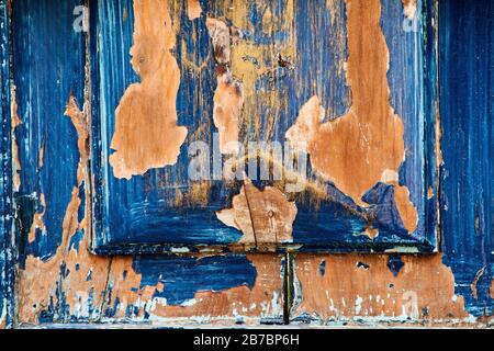 Alte verwitterte pantone blaue Holztür mit Peeling-Lack Stockfoto