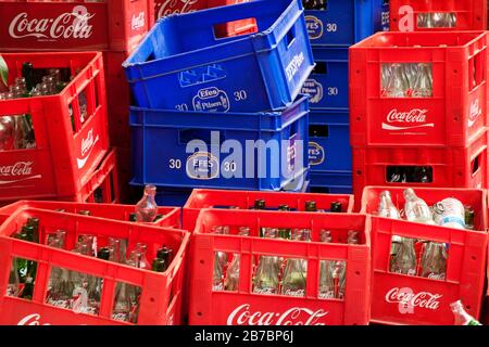 Blaue Efes Pilsen Bierkisten und rote Coca Cola-Kisten mit leeren Getränkeflaschen Stockfoto