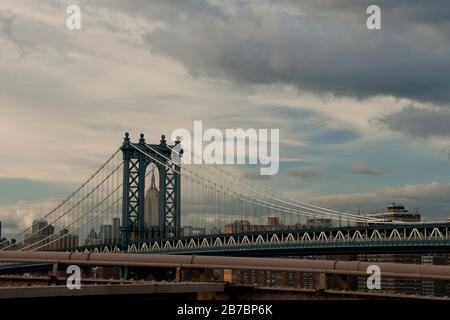 Blick auf das Empire State Building durch die Brücke von Manhattan Stockfoto