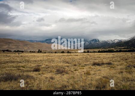 Colorado, USA. März 2020. Ein Frühlingsturm baut sich über das San Luis Valley in Colorado auf und nähert sich dem Great Sand Dunes National Park. Die Great Sand Dunes sind nur eine einfache Fahrt vom Monte Vista National Wildlife Refuge und der jährlichen Sandhill Crane Migration entfernt. Monte Vista National Wildlife Refuge, Monte Vista, Colorado. Credit: Cal Sport Media/Alamy Live News Stockfoto