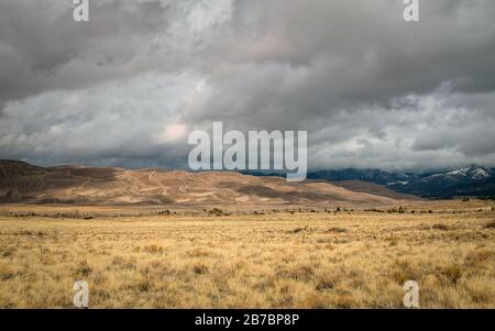 Colorado, USA. März 2020. Ein Frühlingsturm baut sich über das San Luis Valley in Colorado auf und nähert sich dem Great Sand Dunes National Park. Die Great Sand Dunes sind nur eine einfache Fahrt vom Monte Vista National Wildlife Refuge und der jährlichen Sandhill Crane Migration entfernt. Monte Vista National Wildlife Refuge, Monte Vista, Colorado. Credit: Cal Sport Media/Alamy Live News Stockfoto