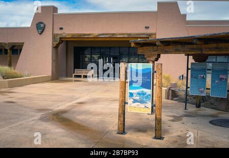 Colorado, USA. März 2020. Die Great Sand Dunes Ranger Station. Die Great Sand Dunes sind nur eine einfache Fahrt vom Monte Vista National Wildlife Refuge und der jährlichen Sandhill Crane Migration entfernt. Monte Vista National Wildlife Refuge, Monte Vista, Colorado. Credit: Cal Sport Media/Alamy Live News Stockfoto