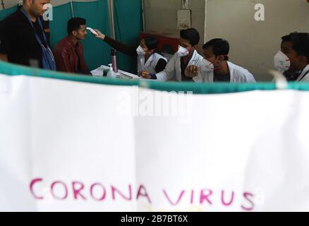 Delhi, Indien. März 2020. Ärzte untersuchen einen Patienten in einem Bereich, der für mögliche COVID-19-Fälle während eines kostenlosen Screening-Camps in einem staatlichen Homöopathischen Krankenhaus in Neu-Delhi vorgesehen ist.Die siebten Fälle des Covid-19 (Coronavirus) wurden heute vom Gesundheitsministerium der Stadt Neu-Delhi bestätigt. Seit Beginn des Ausbruchs. Credit: Sopa Images Limited/Alamy Live News Stockfoto
