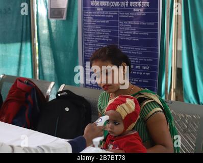 Delhi, Indien. März 2020. Ein Arzt untersucht einen Patienten in einem Bereich, der für mögliche COVID-19-Fälle während eines kostenlosen Screening-Camps in einem staatlichen Homöopathischen Krankenhaus in Neu-Delhi reserviert wurde.Die siebten Fälle des Covid-19 (Coronavirus) wurden heute vom Gesundheitsministerium der Stadt Neu-Delhi bestätigt. Seit Beginn des Ausbruchs. Credit: Sopa Images Limited/Alamy Live News Stockfoto