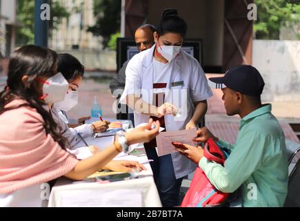 Delhi, Indien. März 2020. Ärzte verteilen Medikamente im Anti-coronavirus-freien Arzneimittelverteillager, das als Vorsichtsmaßnahme für Coronavirus COVID19 in einem staatlich geführten Homöopathikkrankenhaus in Neu-Delhi eingerichtet wurde.Die siebten Fälle von Covid-19 (Coronavirus) wurden heute vom Gesundheitsministerium der Stadt Neu-Delhi bestätigt. Seit Beginn des Ausbruchs. Credit: Sopa Images Limited/Alamy Live News Stockfoto