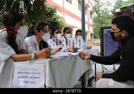 Delhi, Indien. März 2020. Ärzte nehmen einen Patienten in einem Bereich auf, der für mögliche COVID-19-Patienten in einem Homöopathischen Krankenhaus der Regierung in Neu-Delhi reserviert ist.Die siebten Fälle des Covid-19 (Coronavirus) wurden heute, seit Beginn des Ausbruchs, vom Gesundheitsministerium der Stadt Neu-Delhi bestätigt. Credit: Sopa Images Limited/Alamy Live News Stockfoto