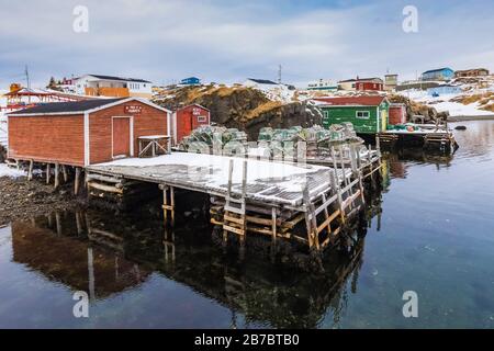 Angeletappen mit Hummertöpfen im Champney's West, heute Teil der Stadt Trinity Bight, in Neufundland, Kanada[keine Immobilienfreigaben; verfügbar für Stockfoto