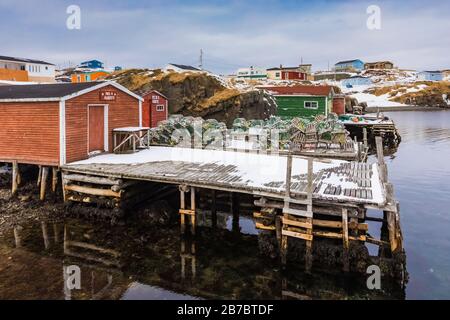 Angeletappen mit Hummertöpfen im Champney's West, heute Teil der Stadt Trinity Bight, in Neufundland, Kanada[keine Immobilienfreigaben; verfügbar für Stockfoto