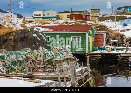 Angeletappen mit Hummertöpfen im Champney's West, heute Teil der Stadt Trinity Bight, in Neufundland, Kanada[keine Immobilienfreigaben; verfügbar für Stockfoto