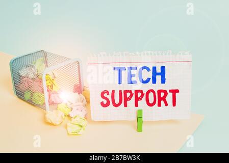 Technischer Support für Handschrifterschreiben. Konzeptfotoberatung und Fehlerbehebungsdienst, der von einem zerföckelten Papiertuch des Herstellers bereitgestellt wird Stockfoto