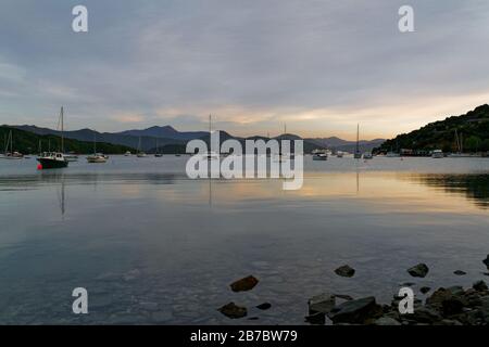 Sonnenaufgang an der Waikawa Bay, Marlborough Sounds, Neuseeland. Stockfoto