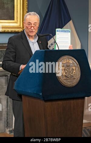 New York, USA. März 2020. Senator Charles Schumer spricht mit den Medien über den ersten koronavirus-bedingten Tod in der Stadt New York. Credit: Sopa Images Limited/Alamy Live News Stockfoto