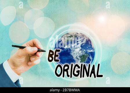 Konzeptionelle Handschreiben, die als Original zu sehen sind. Konzeptbedeutung, die direkt und demonstrativ von einem Künstler geschaffen wurde, keine Imitationselemente dieses Imag Stockfoto