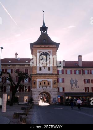 Berner Tor oder Berntor mit Uhrturm in der Abenddämmerung Stockfoto