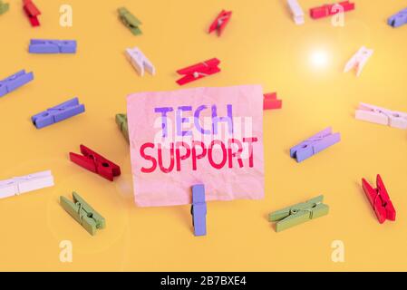 Technischer Support für Handschriftertext. Konzeptionelle Fotoberatung und Fehlerbehebungsservice, die von einem Hersteller angeboten werden farbige Wäschepapiere leer erinnern Stockfoto