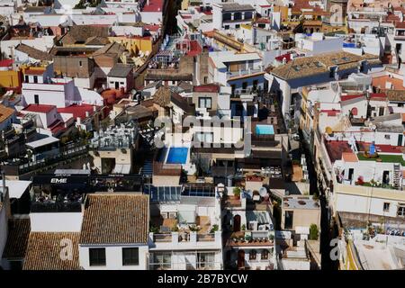 Farbenfroher und geschäftiger Blick auf Sevilla, Spanien, mit Schwimmbädern und Gärten auf dem Dach Stockfoto