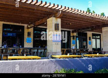 Der frühe Morgen und die leere Terrasse des trendigen Blue Clover Distillery Restaurants in der modischen Altstadt von Scottsdale, AZ, USA Stockfoto