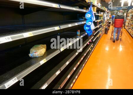 Vancouver, Kanada, 14. März 2020 - die Regale Des Lebensmittelgeschäfts sind leer, wenn Käufer während der COVID-19-Pandemie (Coronavirus) wichtige Lebensmittel vorrätig haben. Stockfoto