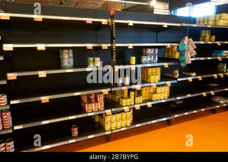 Vancouver, Kanada, 14. März 2020 - die Regale Des Lebensmittelgeschäfts sind leer, wenn Käufer während der COVID-19-Pandemie (Coronavirus) wichtige Lebensmittel vorrätig haben. Stockfoto