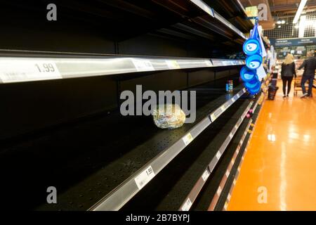 Vancouver, Kanada, 14. März 2020 - die Regale Des Lebensmittelgeschäfts sind leer, wenn Käufer während der COVID-19-Pandemie (Coronavirus) wichtige Lebensmittel vorrätig haben. Stockfoto