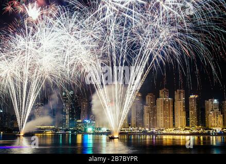 Feuerwerk in Jumeirah Beach in Dubai Stockfoto