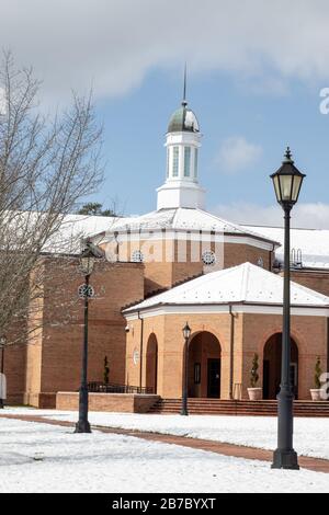 Yorktown, VA/USA - Februar 21.2020: Das koloniale Verwaltungsgericht im Stil von Brick York, das Gerichtsgebäude im York County nach einem Winterschneesturm. Stockfoto