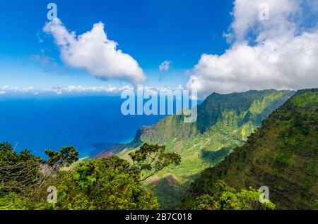 Fantastischer Blick auf Meer und Himmel vom Waimea Canyon in Kauai Hawaii USA Stockfoto