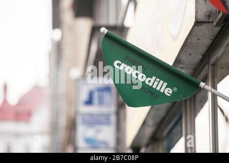 PRAG, TSCHECHIEN - 1. NOVEMBER 2019: Crocodille Sandwiches Logo vor einem ihrer Händler. Crocodille ist ein tschechisches Franchise von Sandwicheinzelhandel Stockfoto