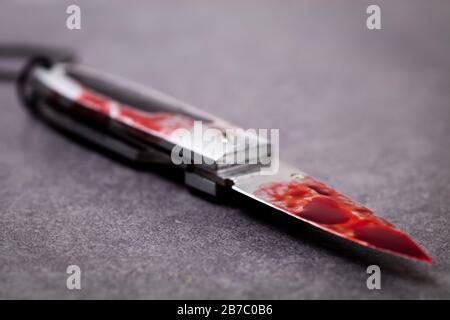 Messer mit Blut bedeckt. Messer Verbrechen und Bande im Zusammenhang Gewalt. Stockfoto