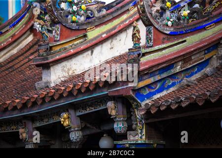 Drachen und sagenhafte Tiere als Dekoration, die häufig auf dem Dach der chinesischen Tempel in ganz Asien zu sehen sind Stockfoto