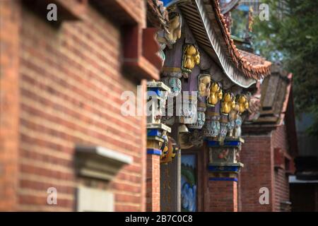 Drachen und sagenhafte Tiere als Dekoration, die häufig auf dem Dach der chinesischen Tempel in ganz Asien zu sehen sind Stockfoto