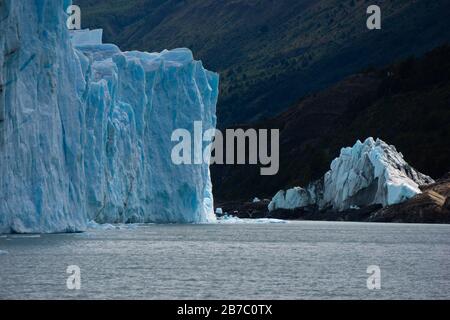 Gletscher Perito Moreno (Glaciar Perito Moreno), die Berge und den Lago Argentino (Lago Argentino), Nationalpark Los Glyacious. Patagonien, Argentinien Stockfoto