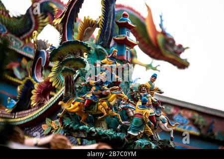 Drachen und sagenhafte Tiere als Dekoration, die häufig auf dem Dach der chinesischen Tempel in ganz Asien zu sehen sind Stockfoto