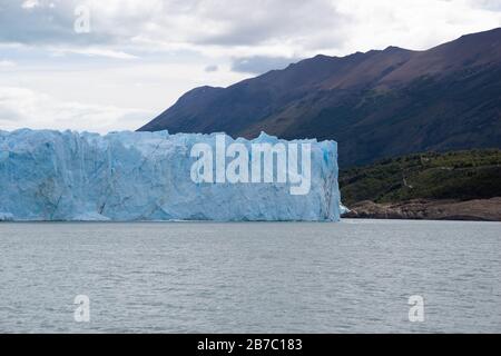 Gletscher Perito Moreno (Glaciar Perito Moreno), die Berge und den Lago Argentino (Lago Argentino), Nationalpark Los Glyacious. Patagonien, Argentinien Stockfoto