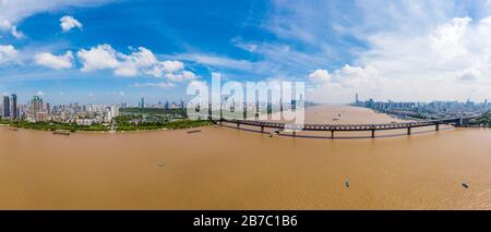 Die Skyline von Wuhan und der Jangtsekiang mit überhöhtem Wolkenkratzer, der in Wuhan Hubei China im Bau ist. Stockfoto