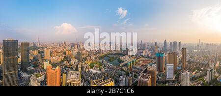 Die Skyline von Wuhan und der Jangtsekiang mit überhöhtem Wolkenkratzer, der in Wuhan Hubei China im Bau ist. Stockfoto