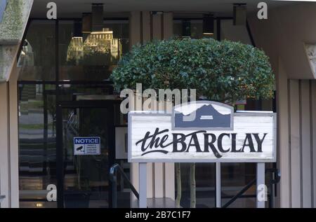 Vancouver, Kanada - 20. Februar 2020: Blick auf den Eingang The Barclay: Luxury Apartments zu vermieten im West End von Vancouver Stockfoto