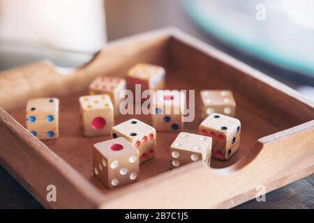 Nahaufnahme von Holzdices in einer Schachtel Stockfoto