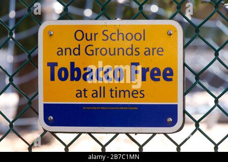 Vancouver, Kanada - Februar 20.2020: Blick auf das gelbe Schild "unsere Schule und das Gelände sind zu jeder Zeit tabakfrei" in Vancouver Stockfoto