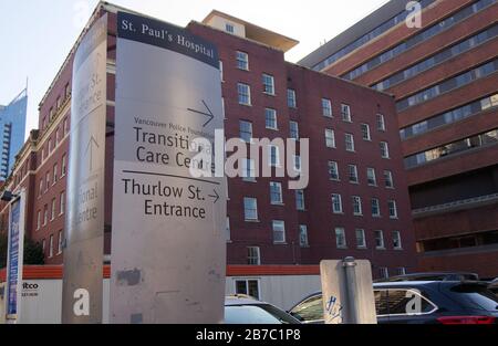 Vancouver, Kanada - 20. Februar 2020: Nahansicht des Vancouver St. Paul Hospital Hinweisschildes mit Richtungspfeilen zur Thurlow St Einfahrt Stockfoto