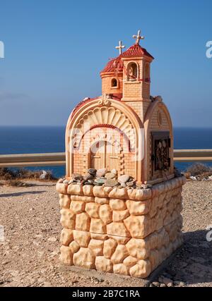 Kleine Straßenkapelle (Proskinitari) auf dem Parkplatz des Aussichtspunktes Petra tou Romiou bei Sonnenuntergang. Limassol. Zypern Stockfoto