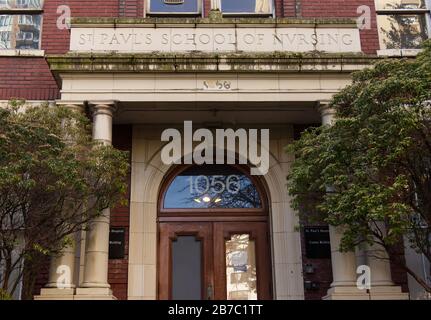 Vancouver, Kanada - Februar 20.2020: Ein Blick auf das Eingangsgebäude 'St. Paul School of Nursing" in der Innenstadt von Vancouver Stockfoto