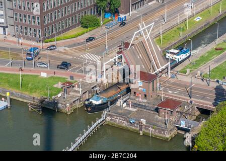 Rotterdam, Niederlande - 29. April 2019: Eröffnung der Brücke Bascule in Westzeedijk Straßenansicht Stockfoto